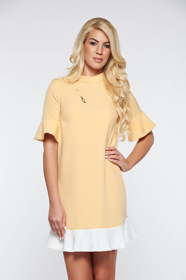 Rochie PrettyGirl galbena eleganta cu croi larg din material usor elastic cu accesoriu metalic