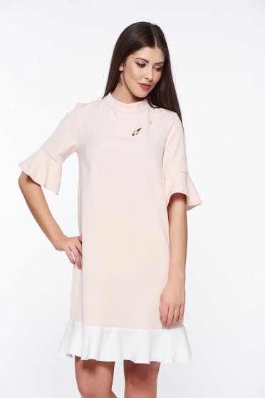 Rochie PrettyGirl rosa eleganta cu croi larg din material usor elastic cu accesoriu metalic
