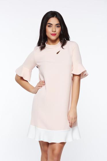 Rochie PrettyGirl rosa eleganta cu croi larg din material usor elastic cu accesoriu metalic