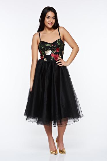 Rochie Artista neagra de ocazie brodata in clos captusita pe interior cu bust buretat