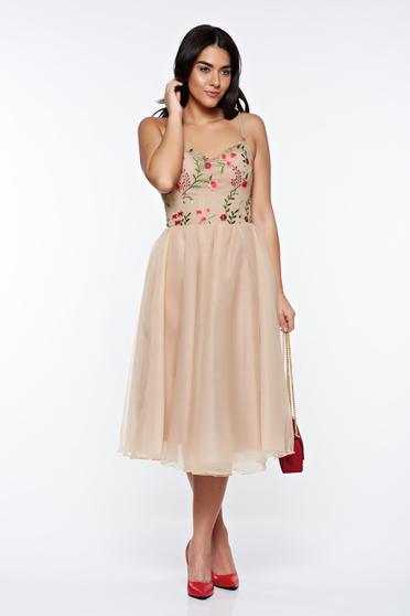 Rochie Artista crem de ocazie brodata in clos captusita pe interior cu bust buretat