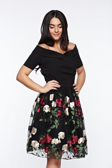 Rochie Artista neagra de ocazie brodata in clos din material elastic captusita pe interior