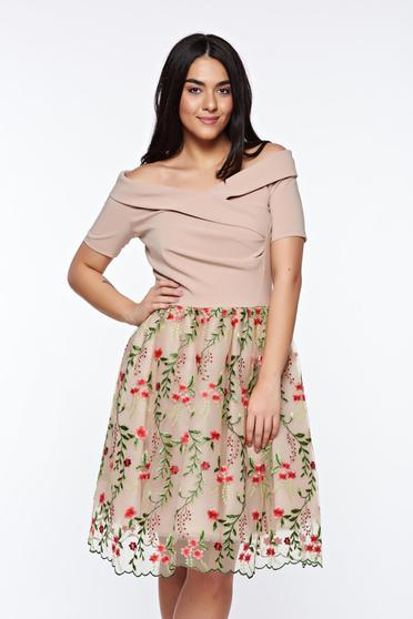 Rochie Artista crem de ocazie brodata in clos din material elastic captusita pe interior