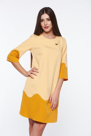 Rochie PrettyGirl mustarie office cu croi larg din material usor elastic cu accesoriu metalic