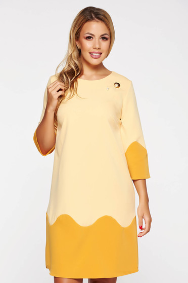 Rochie PrettyGirl mustarie office cu croi larg din material usor elastic cu accesoriu metalic