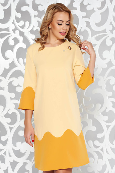Rochie PrettyGirl mustarie office cu croi larg din material usor elastic cu accesoriu metalic