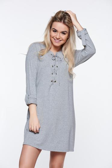 Rochie gri casual cu croi larg din material elastic si fin accesorizata cu snur