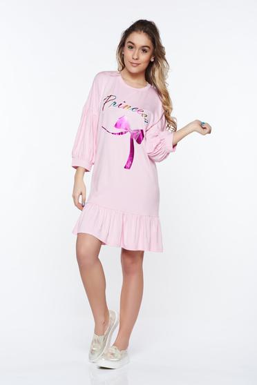 Rochie MissQ roz casual cu croi larg din material elastic cu volanase la baza rochiei