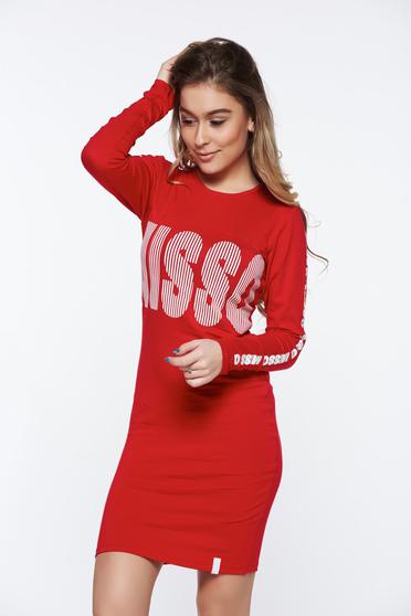 Rochie MissQ rosie casual cu un croi mulat din material elastic cu print
