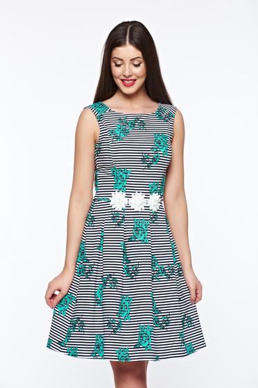Rochie LaDonna verde eleganta in clos din material usor elastic captusita pe interior cu aplicatii cusute manual