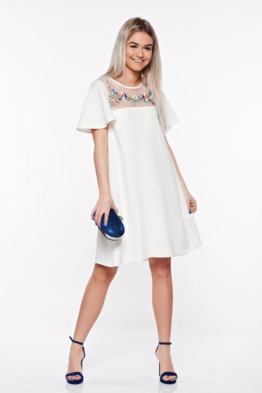 Rochie StarShinerS alba eleganta brodata cu croi larg din stofa neelastica subtire captusita pe interior