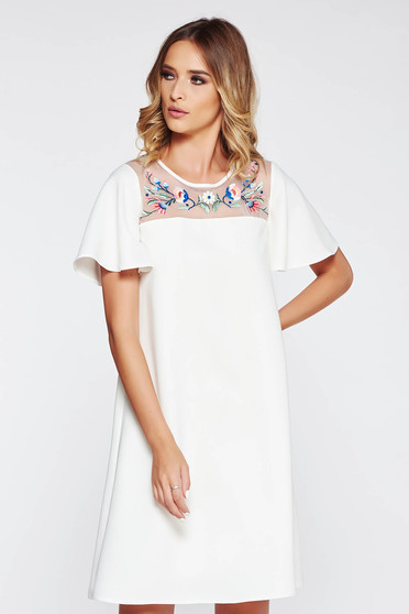 Rochie StarShinerS alba eleganta brodata cu croi larg din stofa neelastica subtire captusita pe interior
