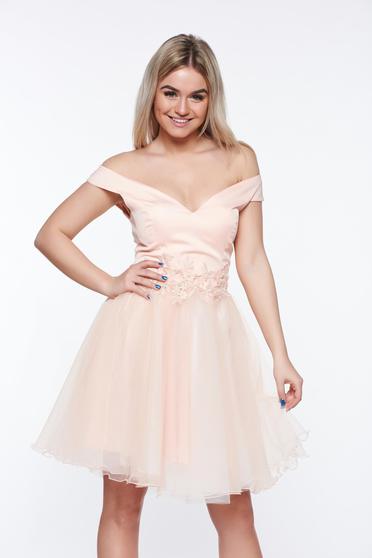 Rochie Artista rosa de ocazie in clos cu bust buretat captusita pe interior cu aplicatii cusute manual