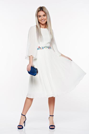 Rochie StarShinerS alba de ocazie brodata din voal plisat captusita pe interior