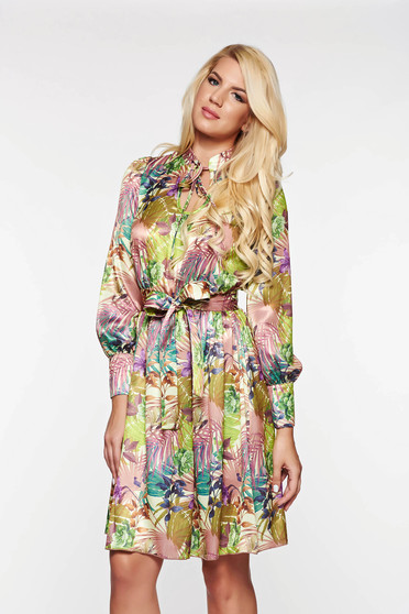 Rochie PrettyGirl verde-inchis eleganta in clos din material satinat captusita pe interior cu elastic in talie