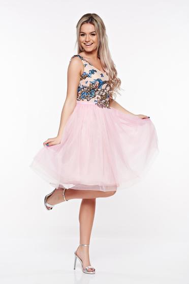 Rochie StarShinerS rosa de ocazie in clos din tul captusita pe interior cu insertii de broderie si paiete