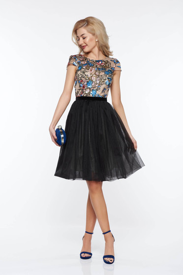 Rochie StarShinerS neagra de ocazie in clos din tul captusita pe interior cu insertii de broderie si paiete