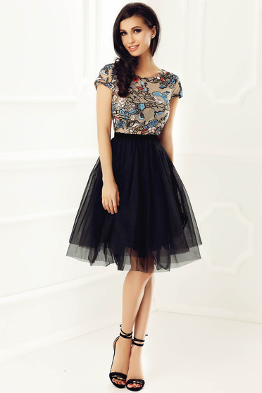 Rochie StarShinerS neagra de ocazie in clos din tul captusita pe interior cu insertii de broderie si paiete
