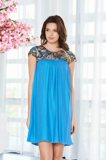 Rochie StarShinerS albastra de ocazie cu croi larg din material vaporos captusita pe interior