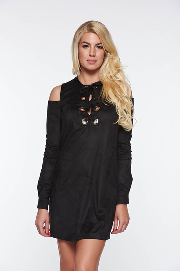 Rochie PrettyGirl neagra de zi cu croi larg cu umeri decupati accesorizata cu snur