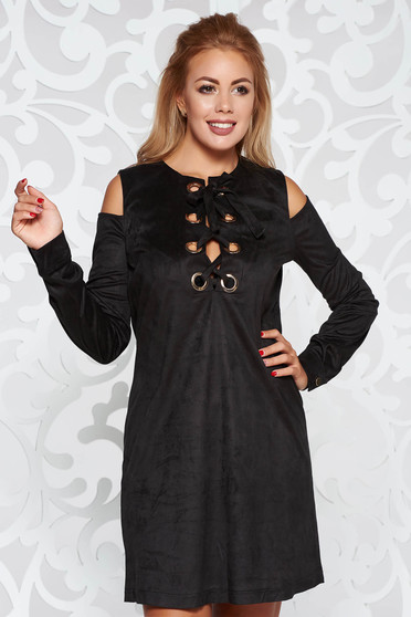 Rochie PrettyGirl neagra de zi cu croi larg cu umeri decupati accesorizata cu snur