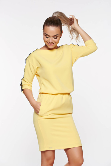 Rochie Top Secret galbena casual cu croi larg din material usor elastic captusita pe interior cu elastic in talie
