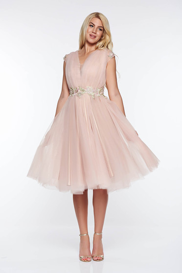 Rochie LaDonna rosa de ocazie in clos din tul captusita pe interior cu insertii de broderie