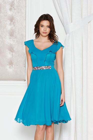 Rochie StarShinerS turcoaz de ocazie in clos din voal captusita pe interior cu volanase si pietre stras
