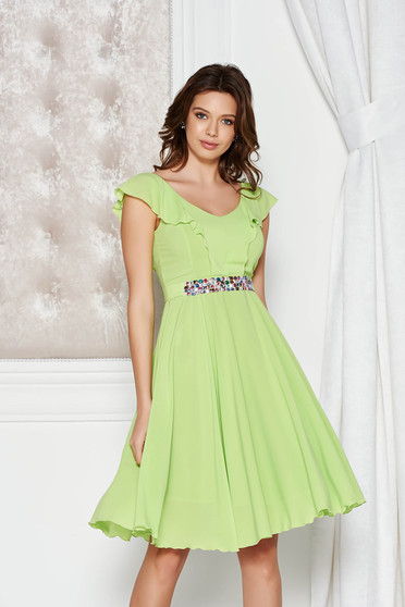 Rochie StarShinerS verde eleganta in clos din voal captusita pe interior accesorizata cu cordon cu pietre stras