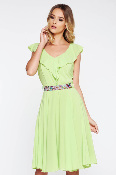 Rochie StarShinerS verde eleganta in clos din voal captusita pe interior accesorizata cu cordon cu pietre stras
