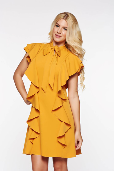 Rochie PrettyGirl mustarie eleganta cu croi in a din material elastic si fin cu volanase