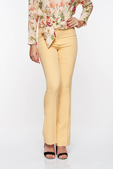 Pantaloni PrettyGirl mustarii eleganti evazati din material elastic si fin cu talie medie