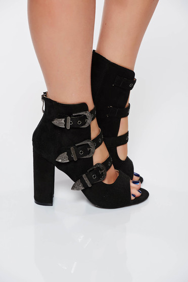 Sandale negre casual cu toc gros accesorizate cu catarame