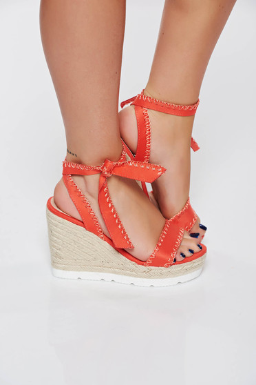 Sandale corai casual din piele ecologica cu impletituri pe platforma