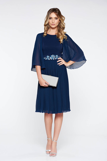 Rochie StarShinerS albastra-inchis de ocazie din voal plisata accesorizata cu cordon brodata