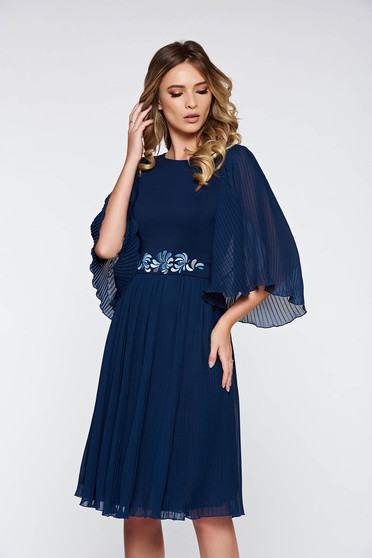 Rochie StarShinerS albastra-inchis de ocazie din voal plisata accesorizata cu cordon brodata
