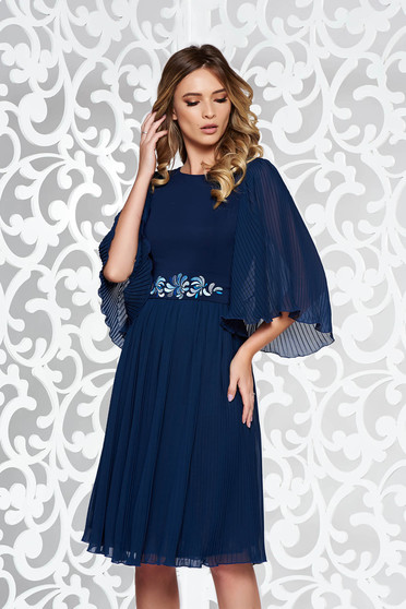 Rochie StarShinerS albastra-inchis de ocazie din voal plisata accesorizata cu cordon brodata