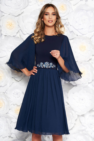 Rochie StarShinerS albastra-inchis de ocazie din voal plisata accesorizata cu cordon brodata