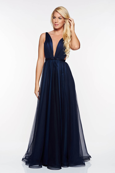 Rochie Ana Radu albastra-inchis de lux cu decolteu adanc din tul captusita pe interior accesorizata cu cordon