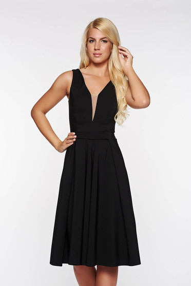 Rochie LaDonna neagra de ocazie in clos din stofa usor elastica cu decolteu adanc