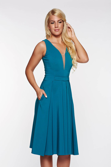 Rochie LaDonna verde de ocazie in clos din stofa usor elastica cu decolteu adanc