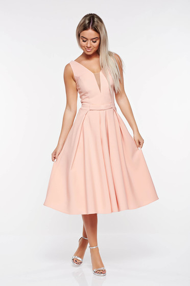 Rochie LaDonna rosa de ocazie in clos din stofa usor elastica cu decolteu adanc