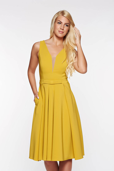 Rochie LaDonna mustarie de ocazie in clos din stofa usor elastica cu decolteu adanc