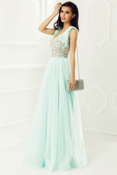 Rochie LaDonna mint de ocazie in clos cu decolteu adanc din tul captusita pe interior cu insertii de broderie