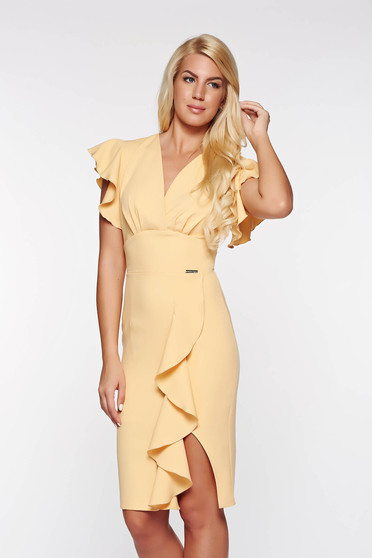 Rochie PrettyGirl galbena eleganta tip creion din material usor elastic captusita pe interior cu volanase