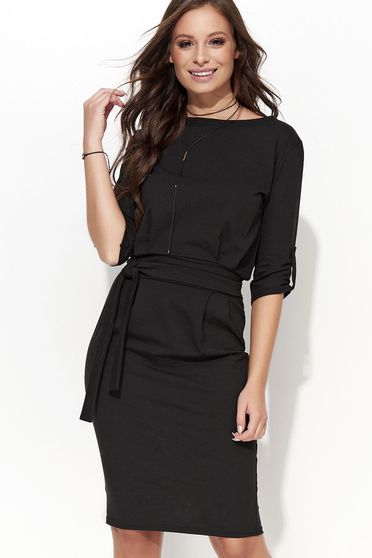 Rochie Folly neagra casual cu un croi drept din material elastic accesorizata cu cordon