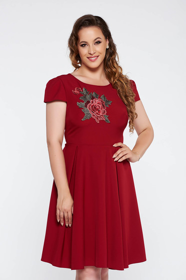 Rochie visinie eleganta in clos din material usor elastic cu insertii de broderie