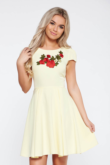 Rochie galbena eleganta in clos din material usor elastic cu insertii de broderie