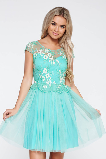 Rochie mint de ocazie in clos din tul captusita pe interior cu insertii de broderie