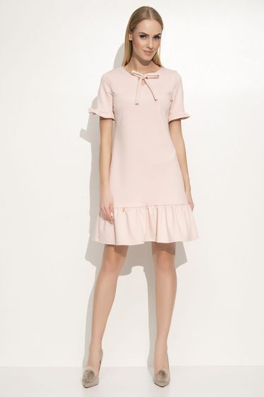 Rochie Makadamia rosa eleganta cu croi larg din material usor elastic cu volanase la baza rochiei